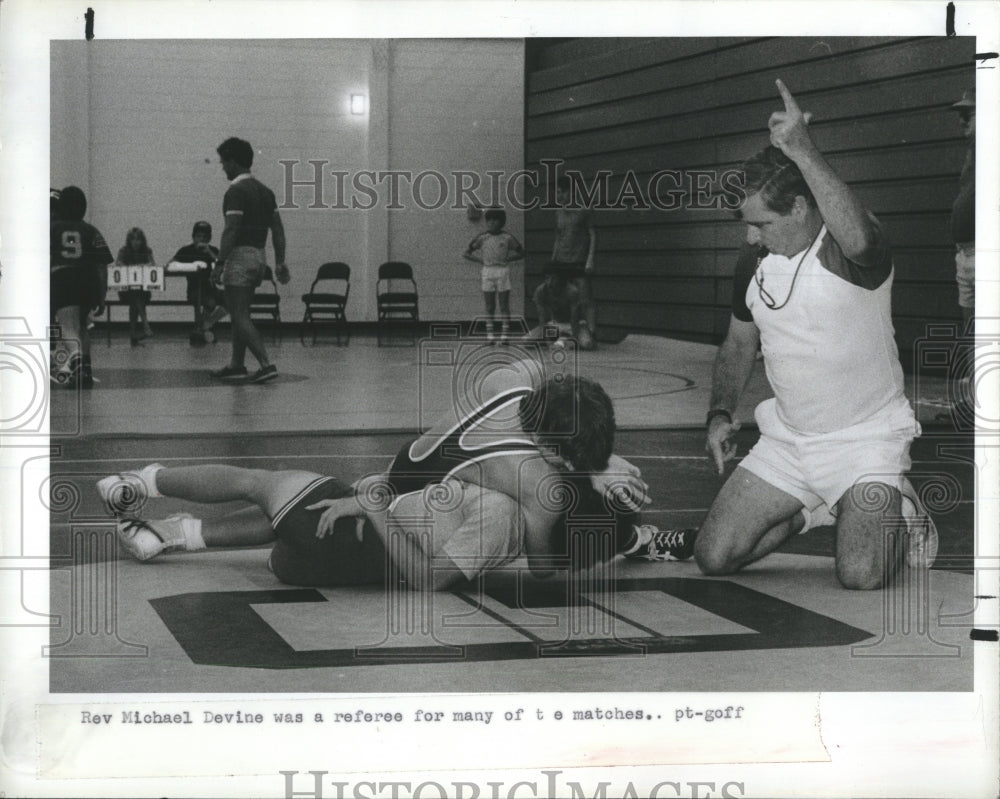 1985 Rev Michael Devine Refereeing - Historic Images