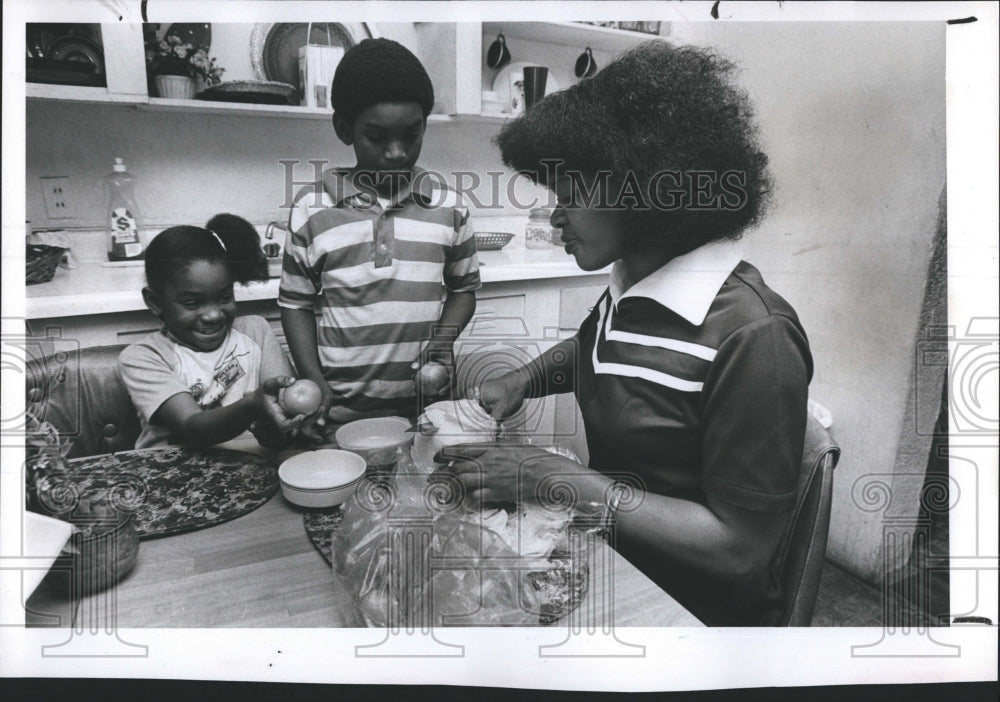 1980 Press Photo Single Mom, Carolyn Devine, Struggles On Meager Income - Historic Images