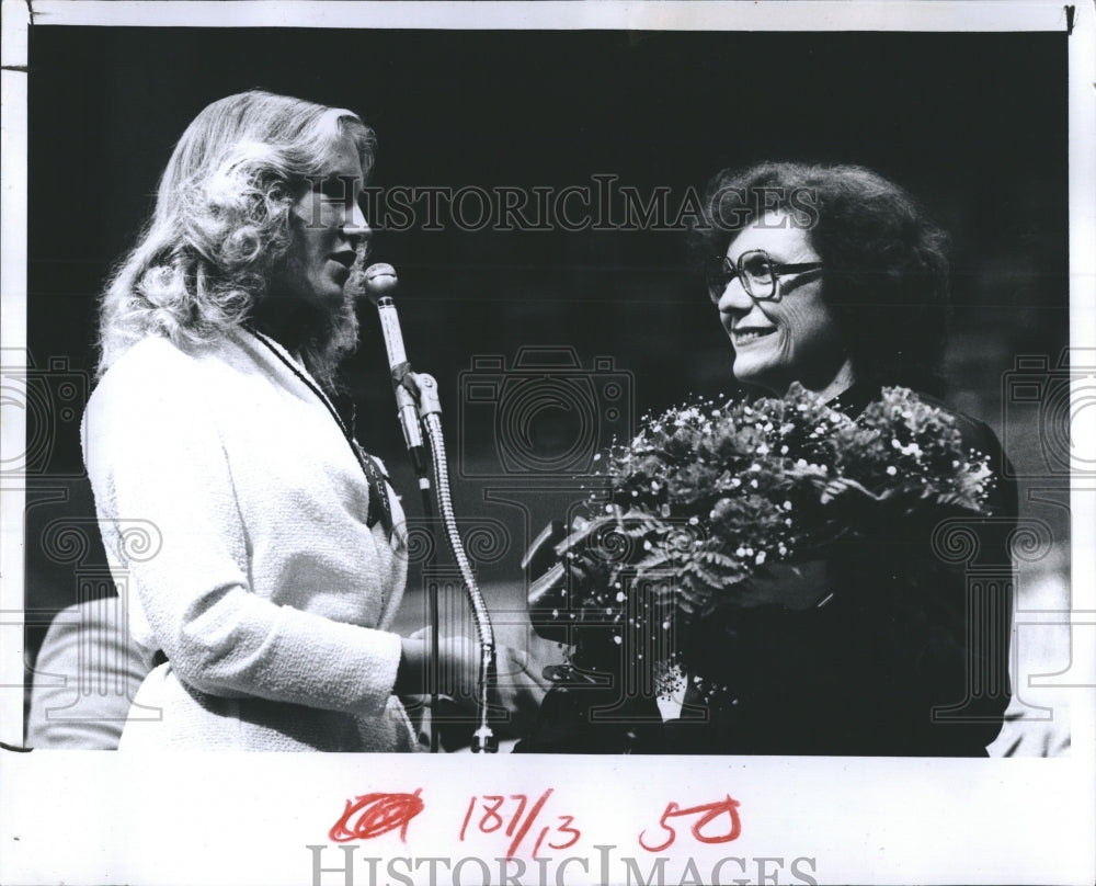 1981 Press Photo Seana presents Kathryn Koob, a former hostage of Iran, with red - Historic Images