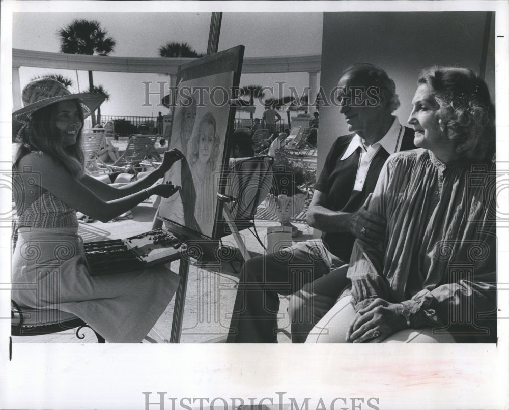 1979 Press Photo Tricia Devine draws John & Eyelyn Pfaff at St. Petersburg Beach - Historic Images