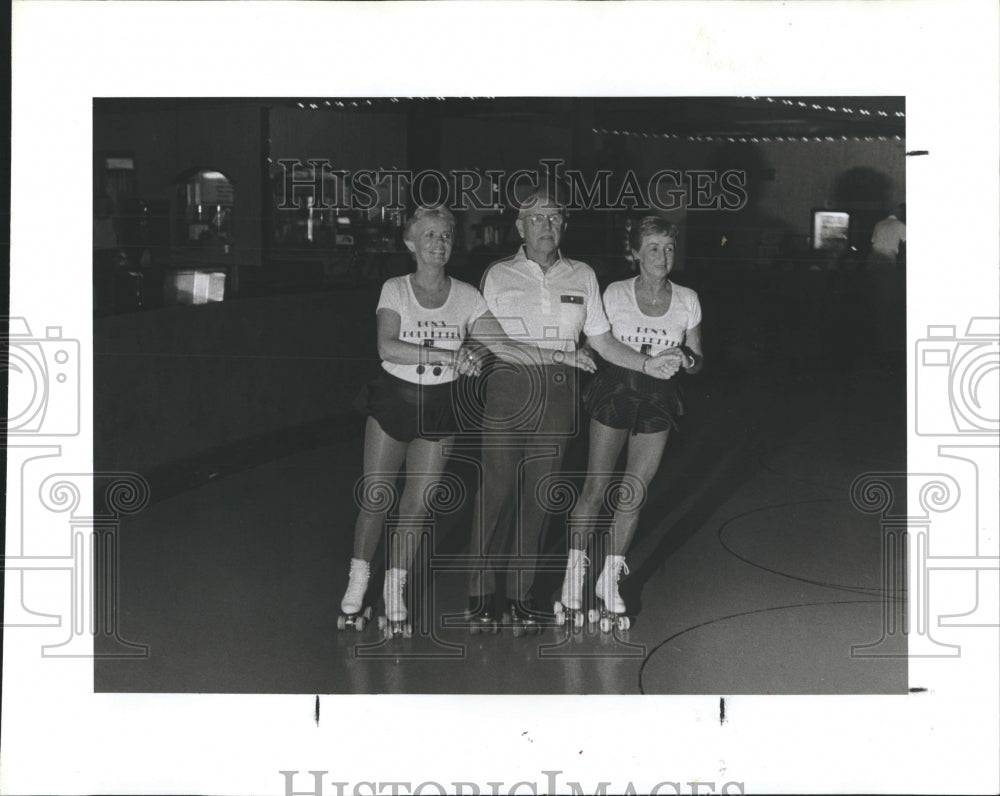 1986 Press Photo Ron Dew-Brittain escorted skater Lory Behler and Marie Valuzzi. - Historic Images