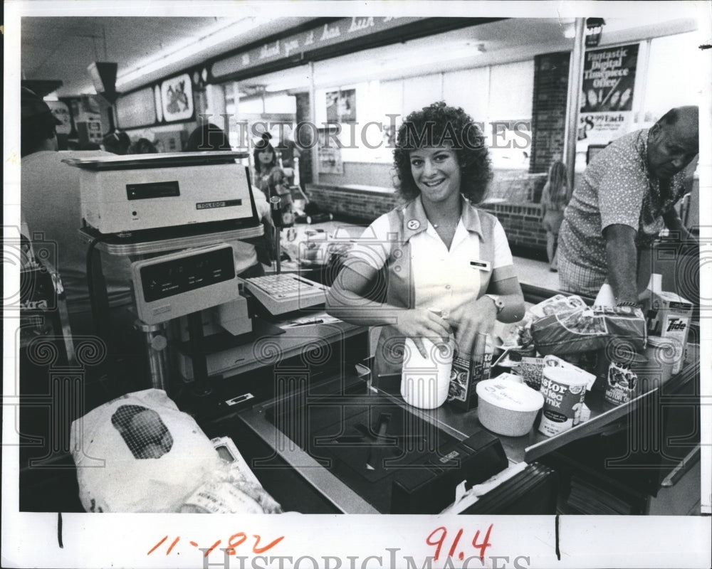 1982 Press Photo Laura Dew, honor student at Dixie Hollins High, works at Winn D - Historic Images