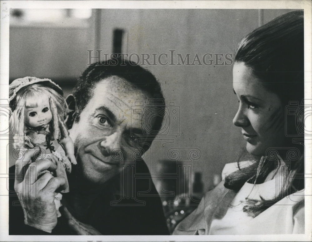 1971 Press Photo Jack Carter and Joan Van Ark in &quot;Medical Center&quot; - RSH09099 - Historic Images