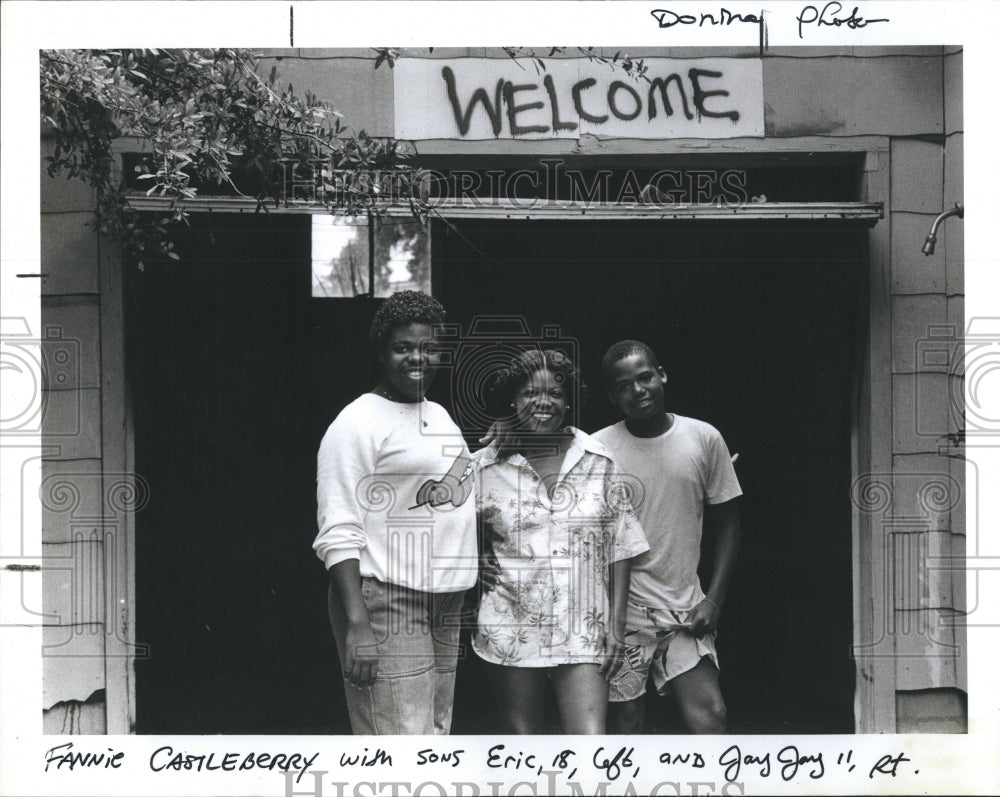 1986 Press Photo Fannie Castleberry and Sons, Eric &amp; Jay, Welfare Recipients - Historic Images