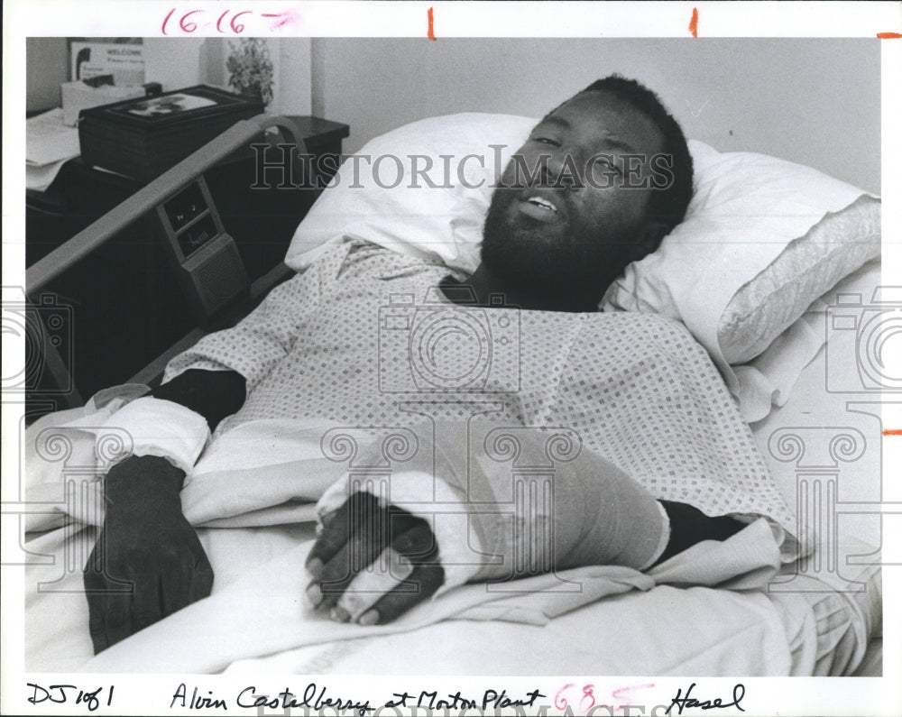 1985 Press Photo Alvin Castleberry Recovers From Attack in the Globe Club - Historic Images