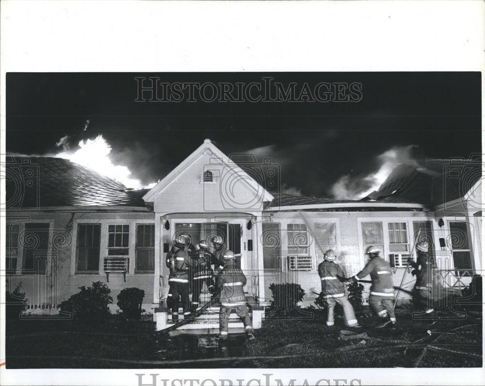 1985 Press Photo Fire in the Holiday Motel might have been caused by lightning - Historic Images