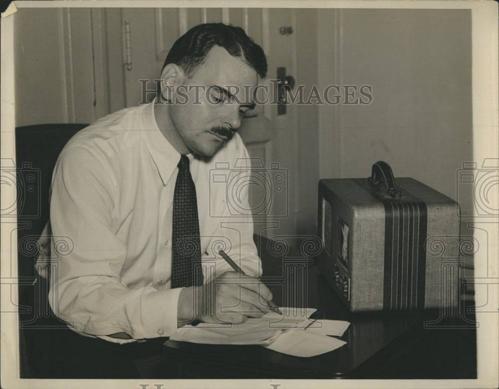 1940 Press Photo Thomas E. Dewey  checks Ballot returns. - Historic Images