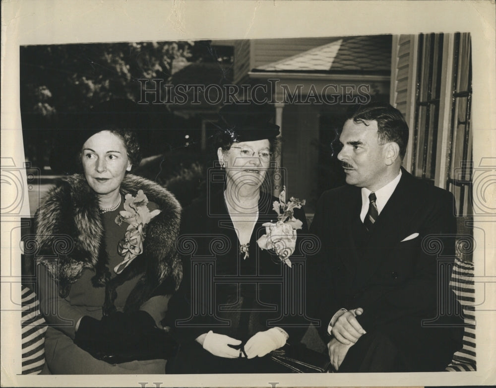 1944 Press Photo Gov. Thomas E. Dewey with wife and mother on the swing. - Historic Images