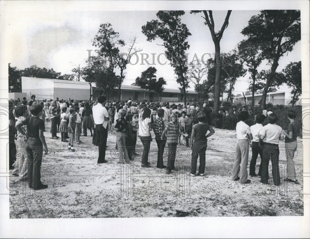 1979 Press Photo Calusa Elementary Students Outside New Port Richey - Historic Images