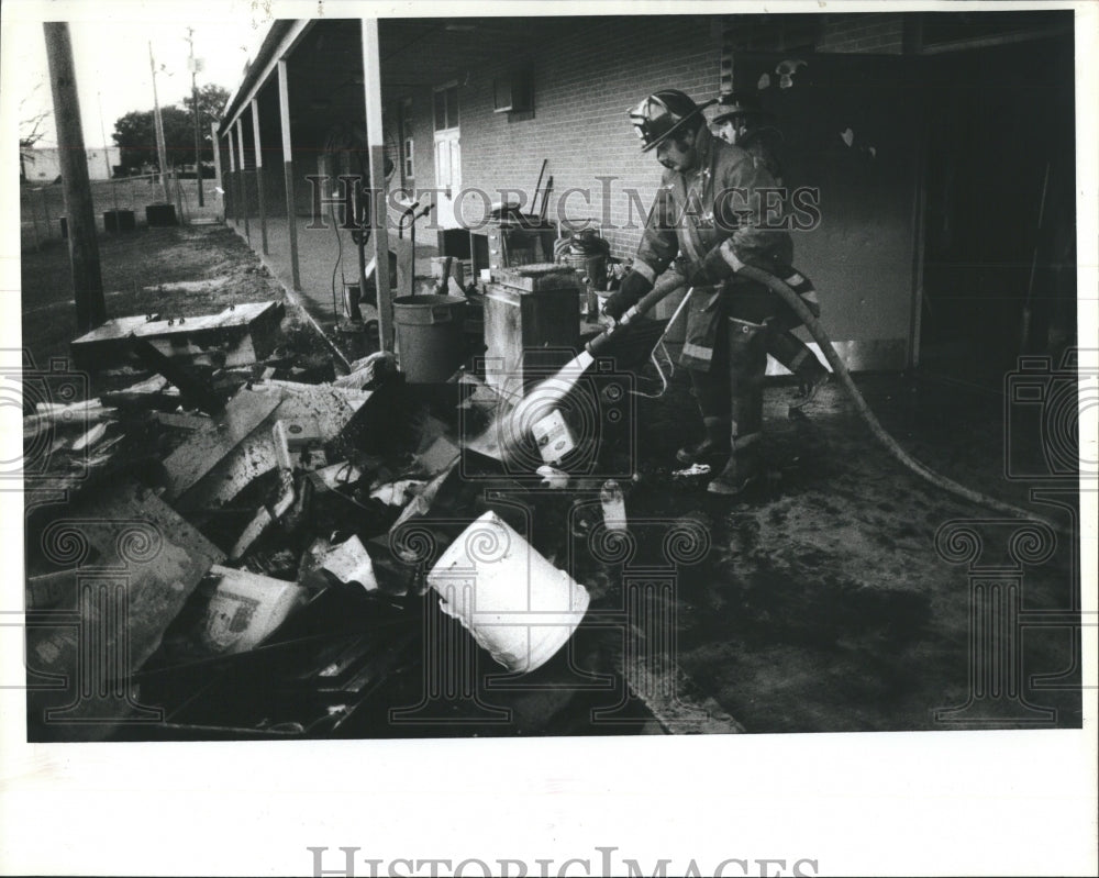 1980 Press Photo Fire Firemen Debris San Jose Elementary School Boiler Room - Historic Images