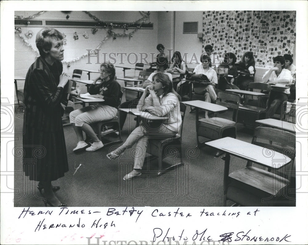 1985 Press Photo Hernando High School Betty Caster Teacher Students - RSH09223 - Historic Images