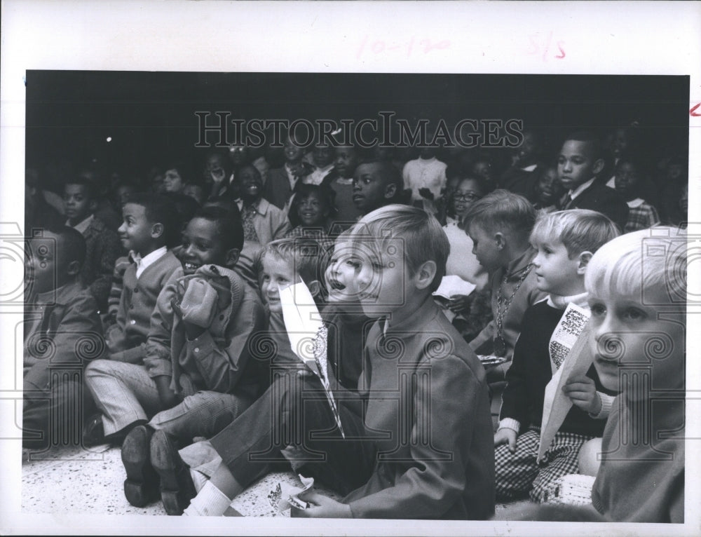 1968 Press Photo Children Students Sitting Watching - RSH09255 - Historic Images