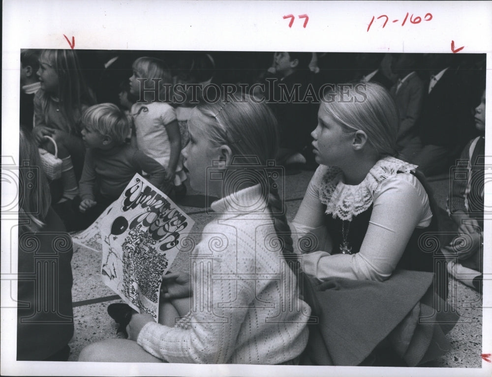 1968 Press Photo Kathy Cindy Taylor Girls Sitting Children Watching - RSH09257 - Historic Images