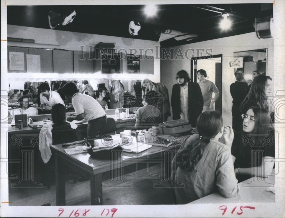 1971 Press Photo Student of Florida Presbyterain College in make up room. - Historic Images