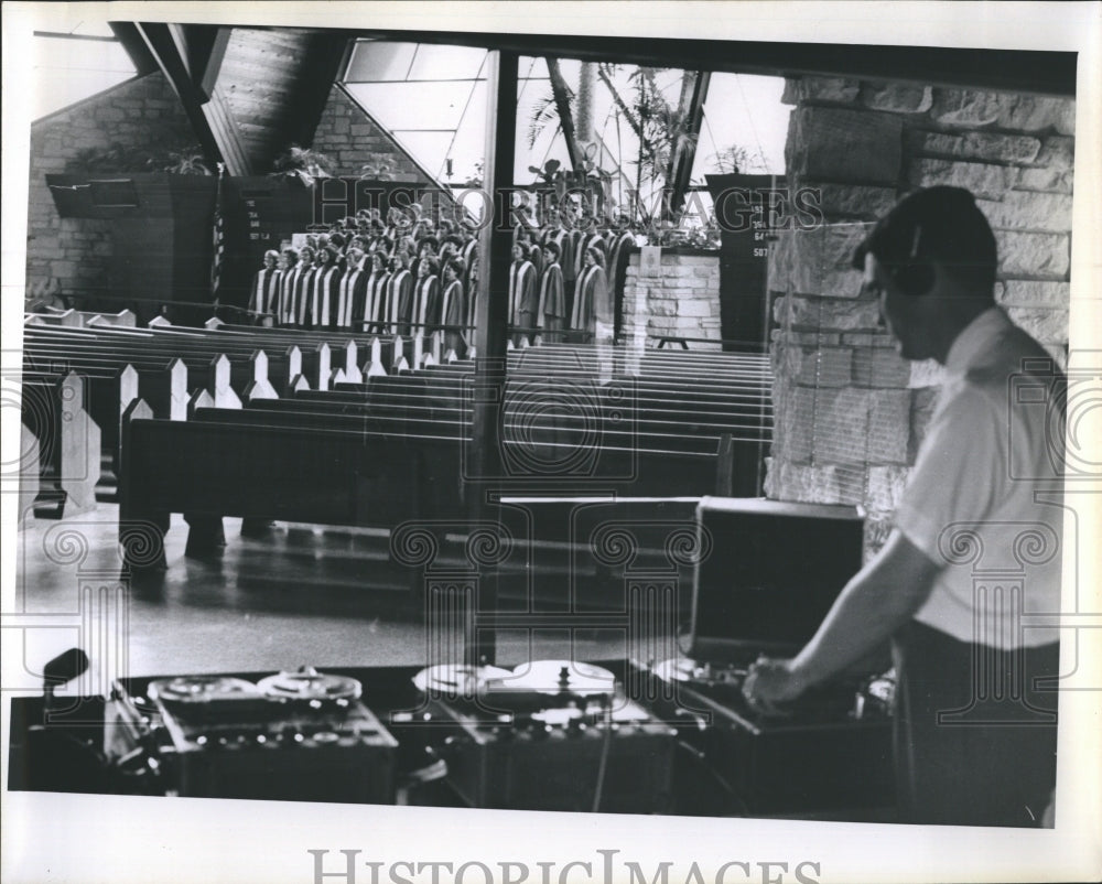 1966 Press Photo Florida Presbyterian College Choir Recording Stewart West - Historic Images