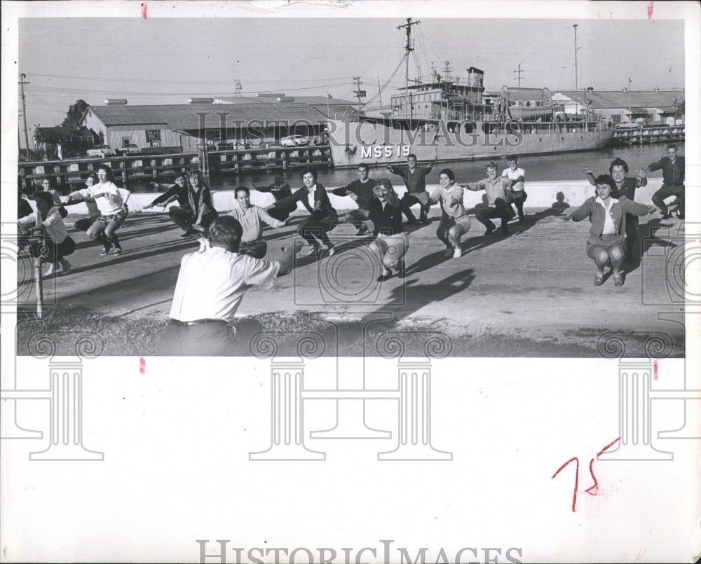 1960 Press Photo Florida Presbyterian College Choir in Calisthenics Practice - Historic Images