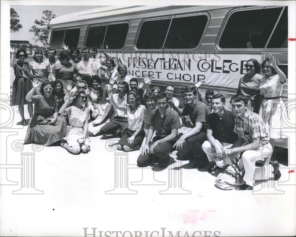 1965 Press Photo Florida Presbyterian College Choir Bus Tour Eckerd - Historic Images