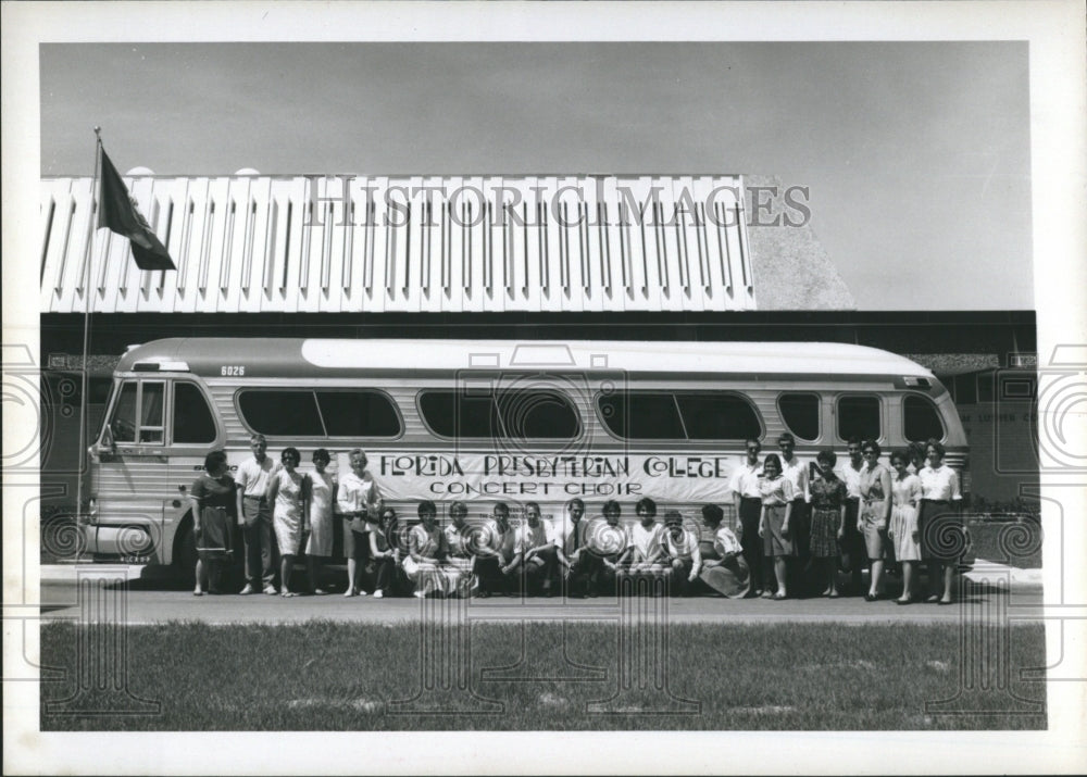 1964 Press Photo Florida Presbyterian College Concert Choir Tour Bus Students - Historic Images