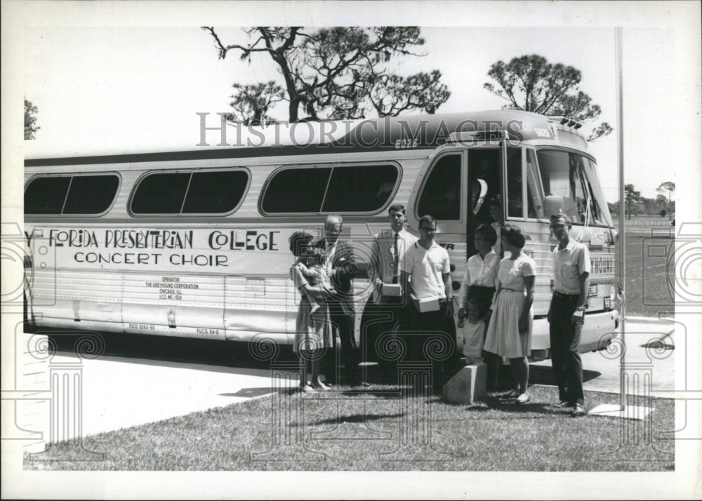 1964 Press Photo Florida Presbyterian College Concert Choir Tour Bus Director - Historic Images