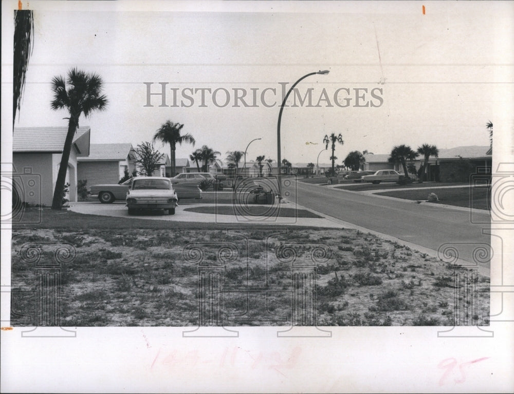 1971 Press Photo Home House Car Neighborhood Palm Trees St. Petersburg - Historic Images