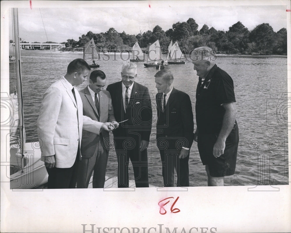 1964 Press Photo Florida Presbyterian College Athletic Director Jim Harley Gift - Historic Images