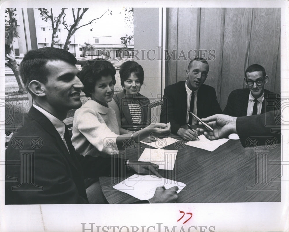 1964 Press Photo Signing up for Insurance at Florida Presbyterian College - Historic Images