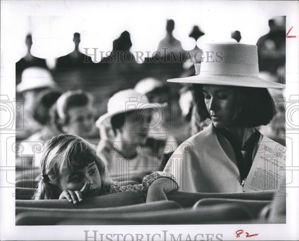 1964 Press Photo Florida Presbyterian College Graduation Girl Woman Audience - Historic Images