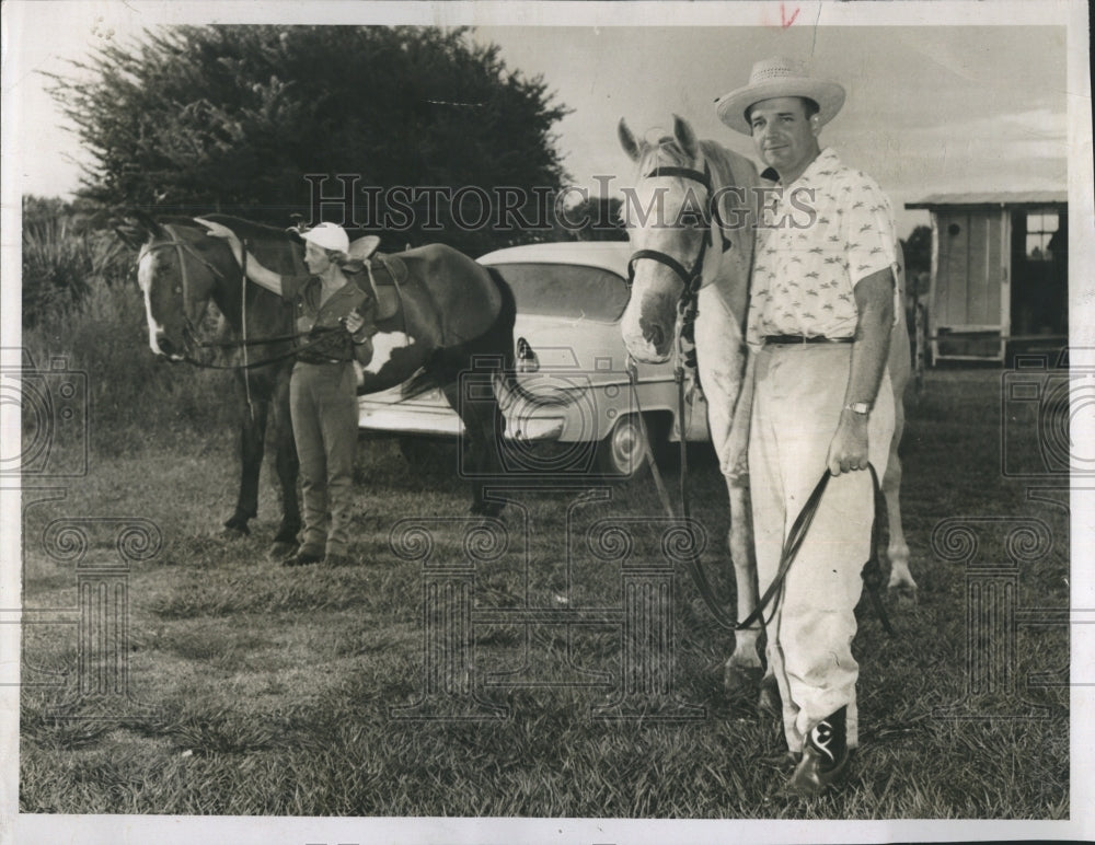 1955 Press Photo James Wallace with his horse Blue Boy - Historic Images