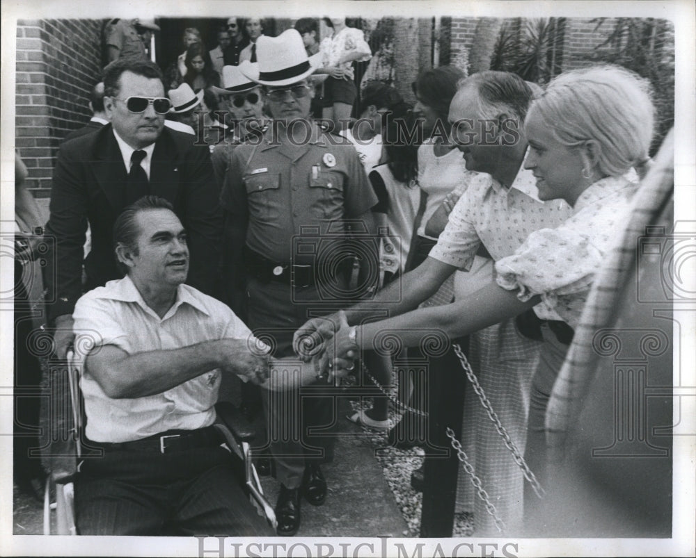 1975 Press Photo George Wallace at the Fire Fighters Ceremony in Pensacola - Historic Images