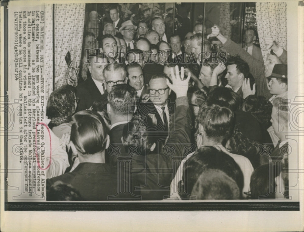 1964 Press Photo Gov.George Wallace of Alabama leaves a news conference. - Historic Images