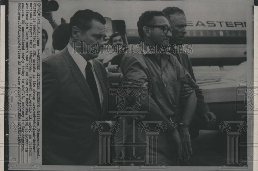 1972 Press Photo Gov. George Wallace escorted Hijacker with FBI Agent. - Historic Images