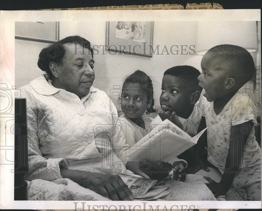 1961 Press Photo Mrs.Julia Hall in her sick room with Grandchildren. - Historic Images