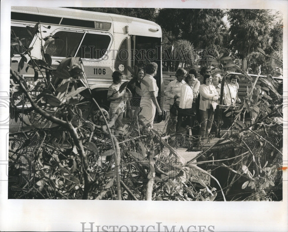 1973 Press Photo Teachers of Pinellas Country Schools on Garbage Tour. - Historic Images