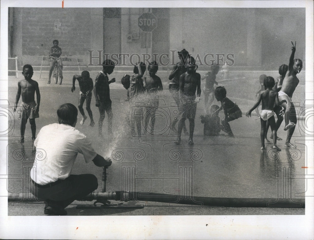 1973 Press Photo Steve Lydon Safety officer turns on refreshing stream of water. - Historic Images