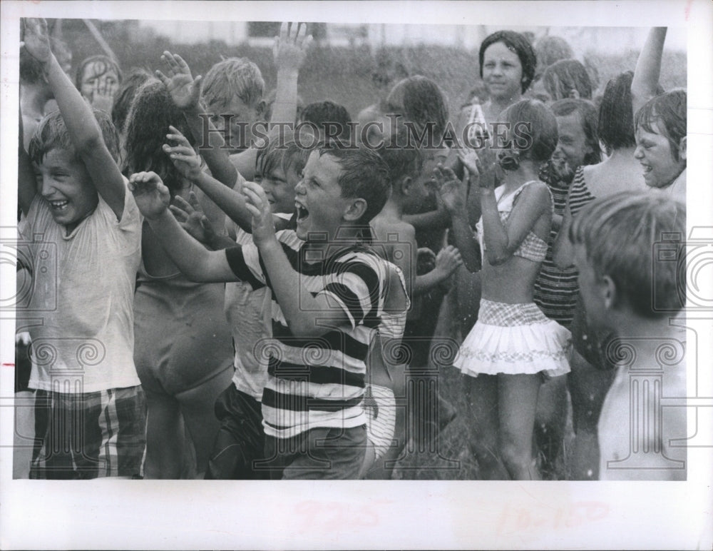 1969 Press Photo Children enjoying the water. - RSH09565 - Historic Images