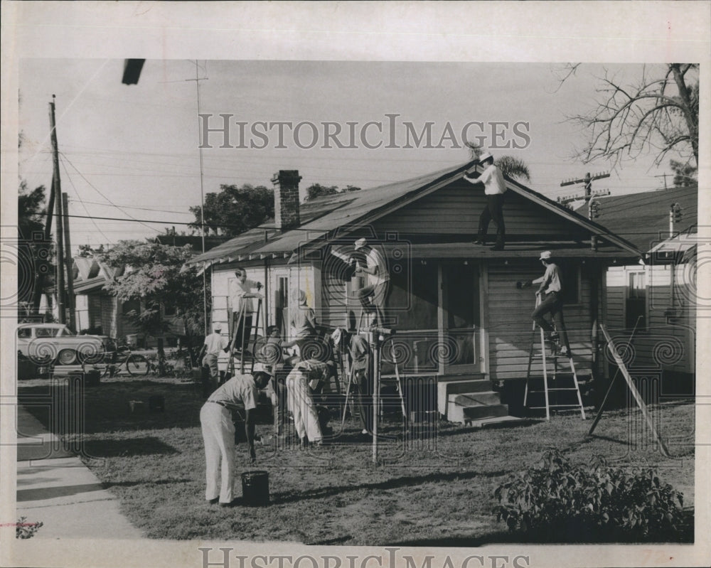 1968 Press Photo Operation Cooperation paints houses - Historic Images