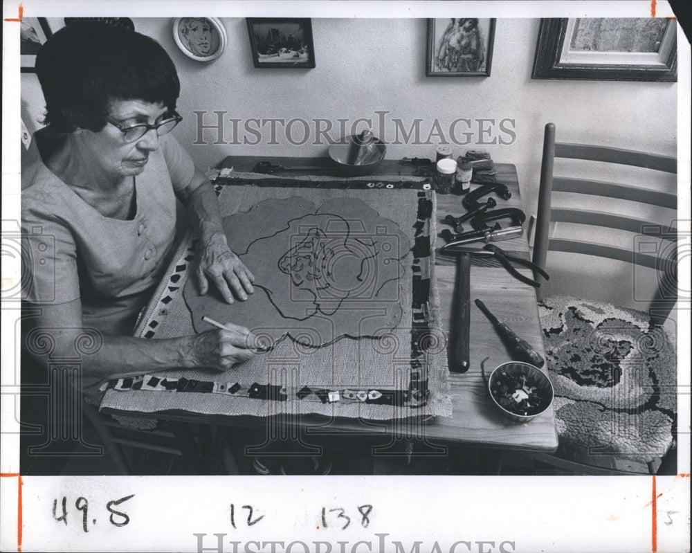 1974 Press Photo Making patterns for a rug - Historic Images