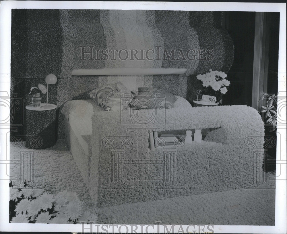 1971 Press Photo Carpet in Walla and Bed. - Historic Images
