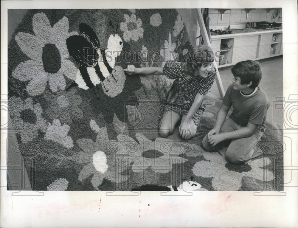 1972 Press Photo Bear Creek Elementary students learn to hook a rug - RSH09597 - Historic Images