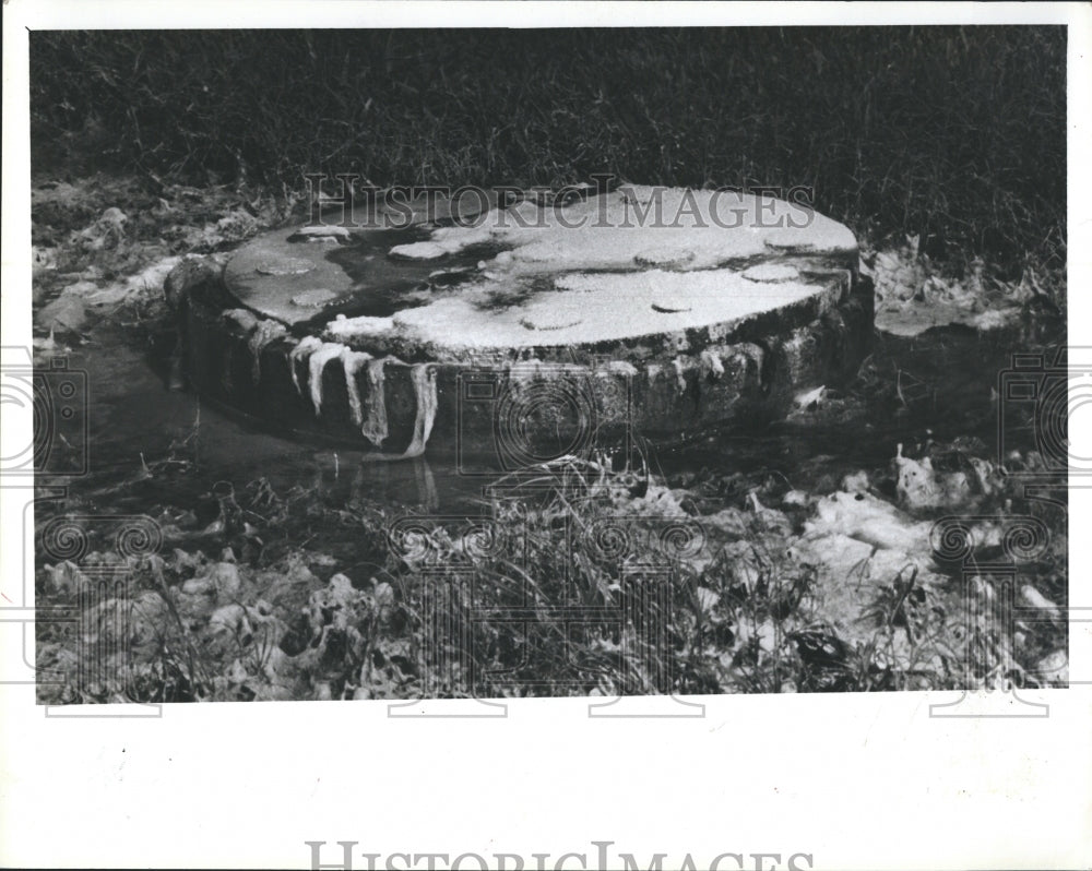 1979 Press Photo Manhole Cover After Rain - Historic Images