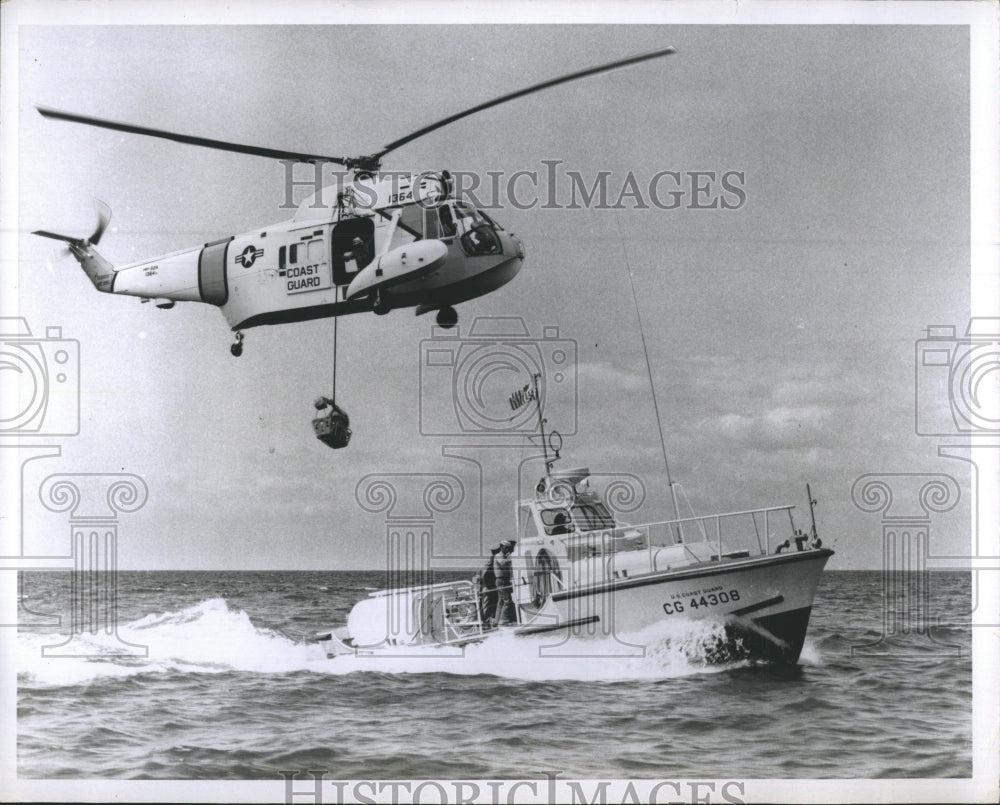 1967 Press Photo Helicopter Basket Rescue - Historic Images