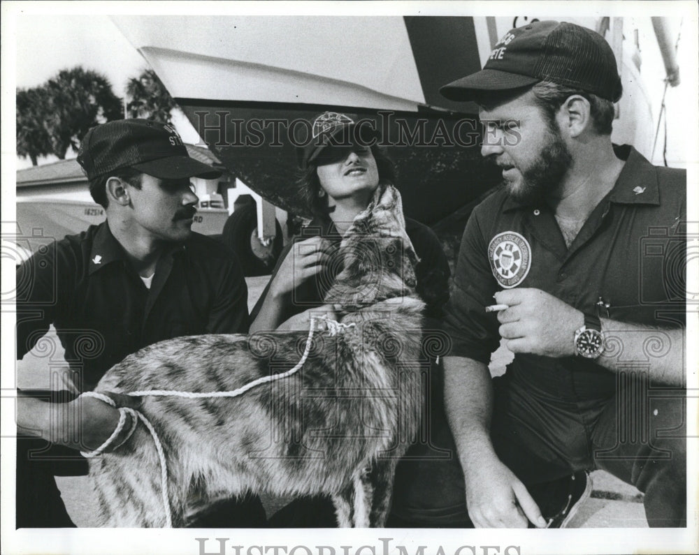 1981 Press Photo Coast Guard with the dog they rescued from the water - Historic Images