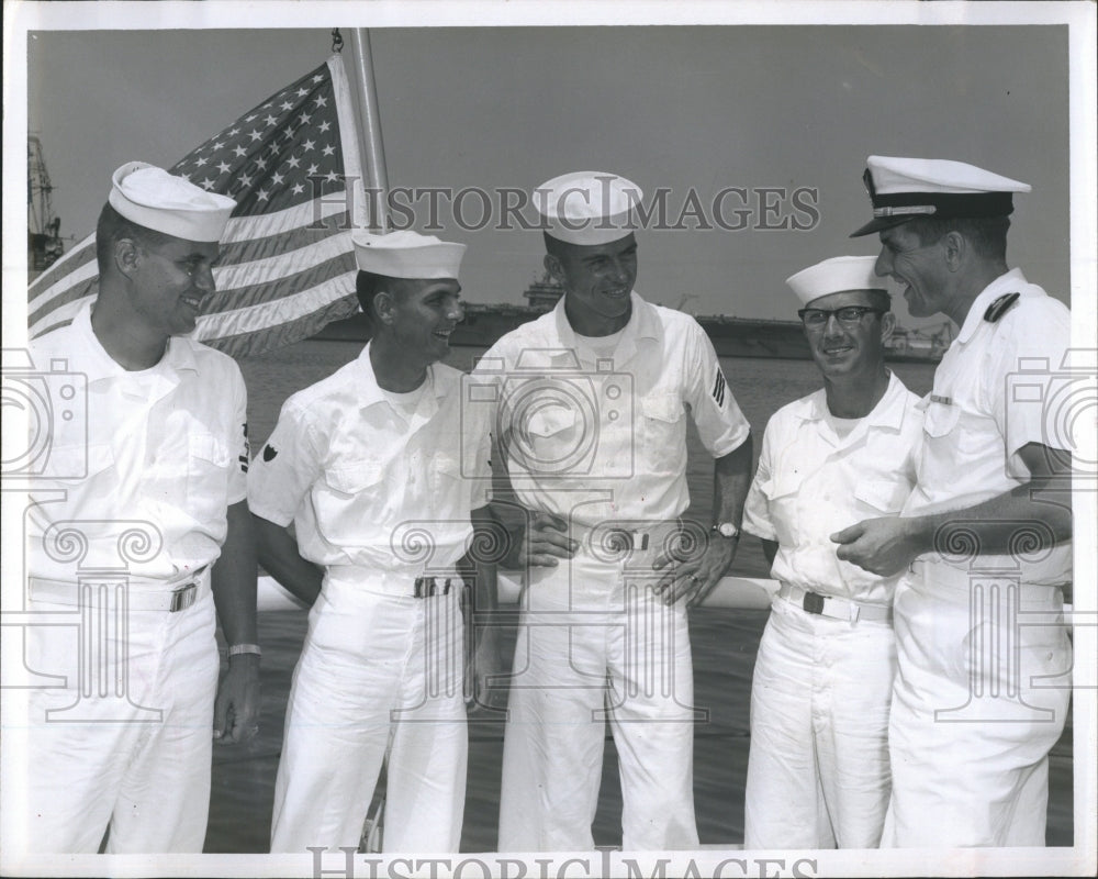 1963 Press Photo Coast Guard Reservist End Training - RSH09659 - Historic Images