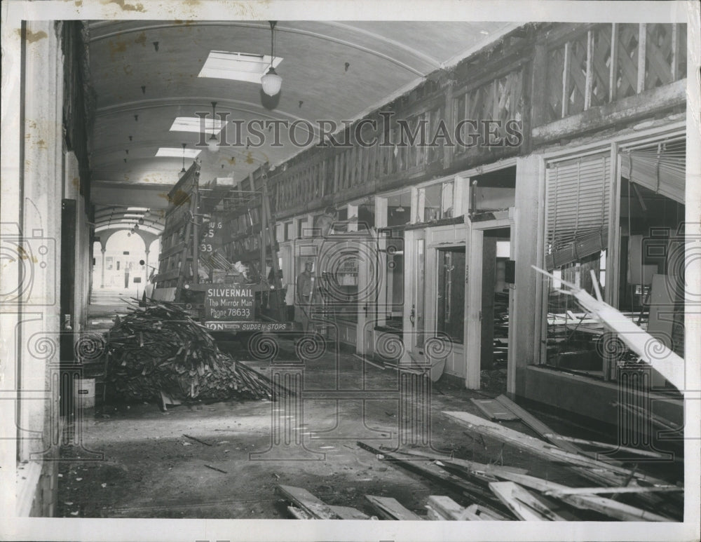1952 Press Photo Silver Nail Glass & Mirror at St.Petersburg Florida. - Historic Images