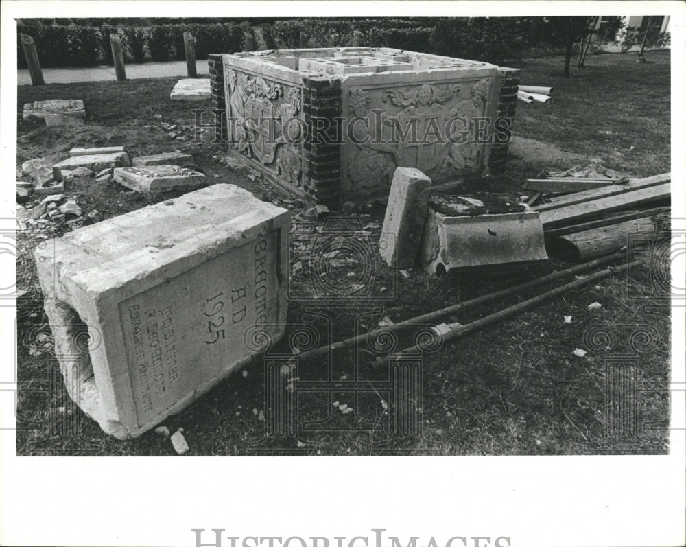 1980 Press Photo shown above the memorabilia into a structure that Gerakios had built from decorated - Historic Images