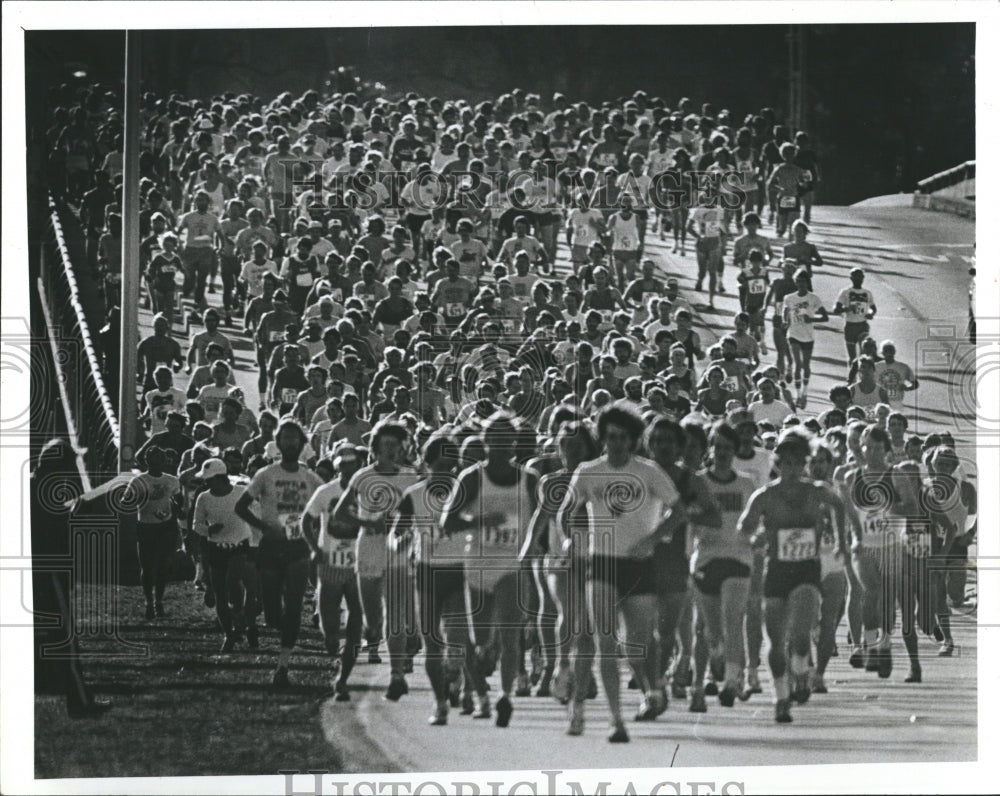 1980 Clearwater mass of runner race, Causeway Bridge. - Historic Images