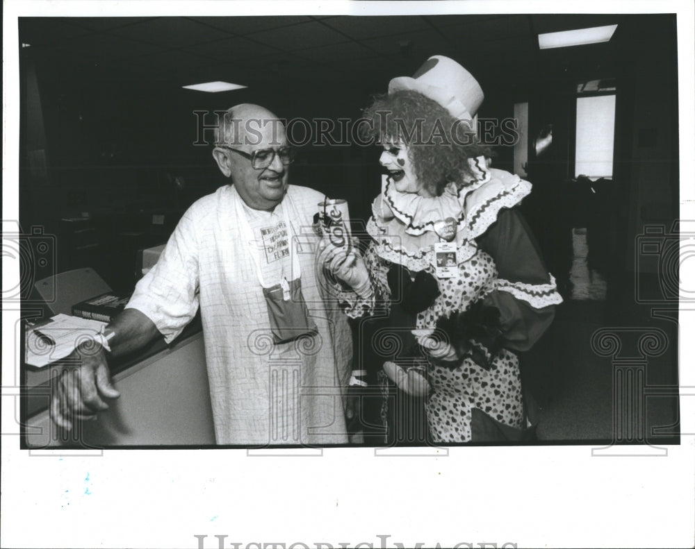 1990 Press Photo Clown at Morton Hospital. - RSH09771 - Historic Images