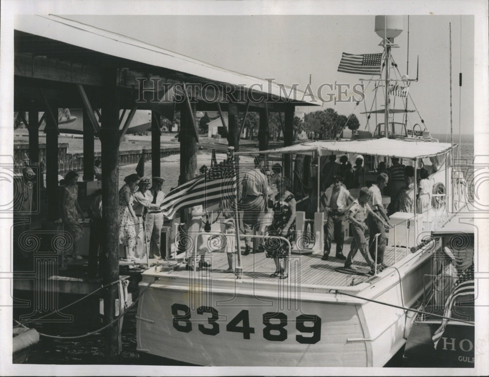 1950 Press Photo Open House at Coast Guard Air Station at Bayboro Harbor - Historic Images