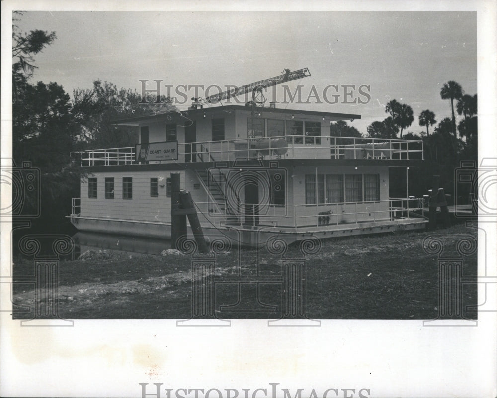 1974 Press Photo Coastguard moves to houseboat - Historic Images