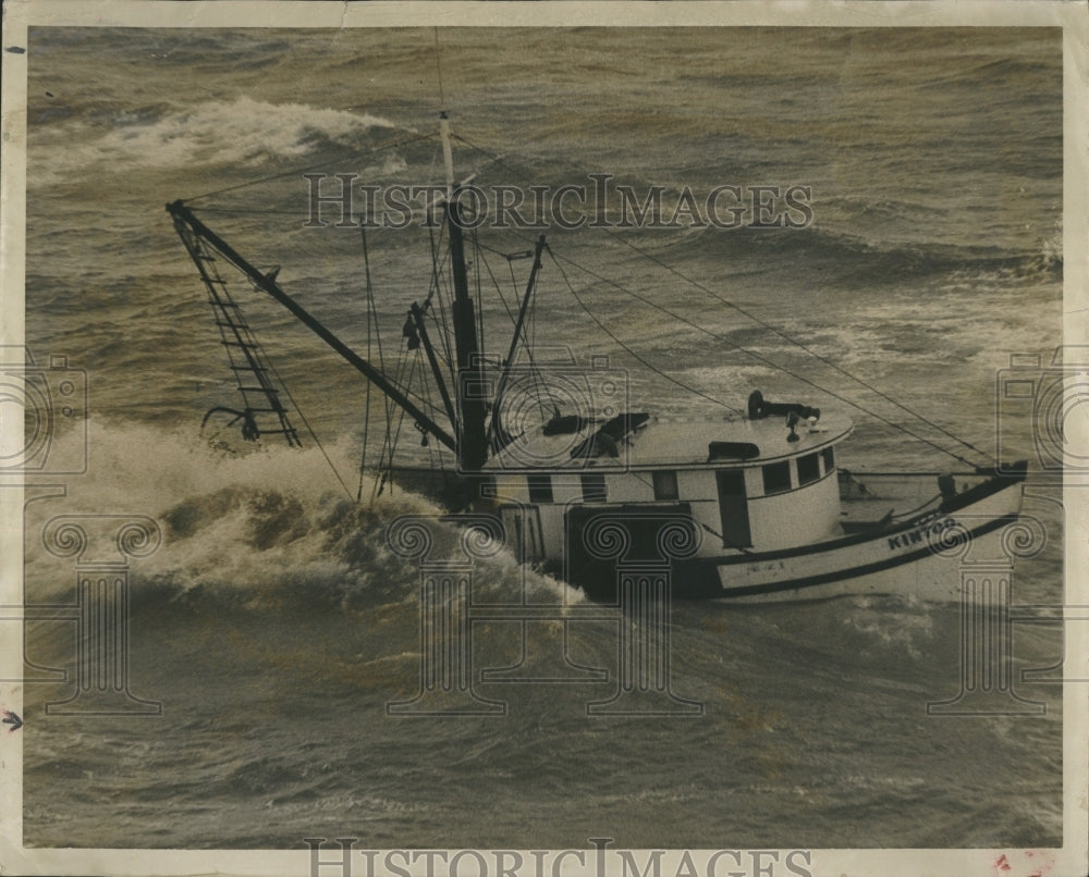 1953 Press Photo Dramatic rescue vessel by a coast guard. - Historic Images